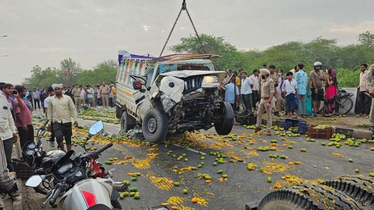 Agra Road Accident : आगरा शाहदरा फ्लाईओवर पर पलटी हुई मैक्स गाड़ी का दृश्य