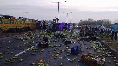 Agra Road Accident: चार की मौके पर मौत, एक की हालत गंभीर। Agra Road Accident : Max Palatne Ka Drishya