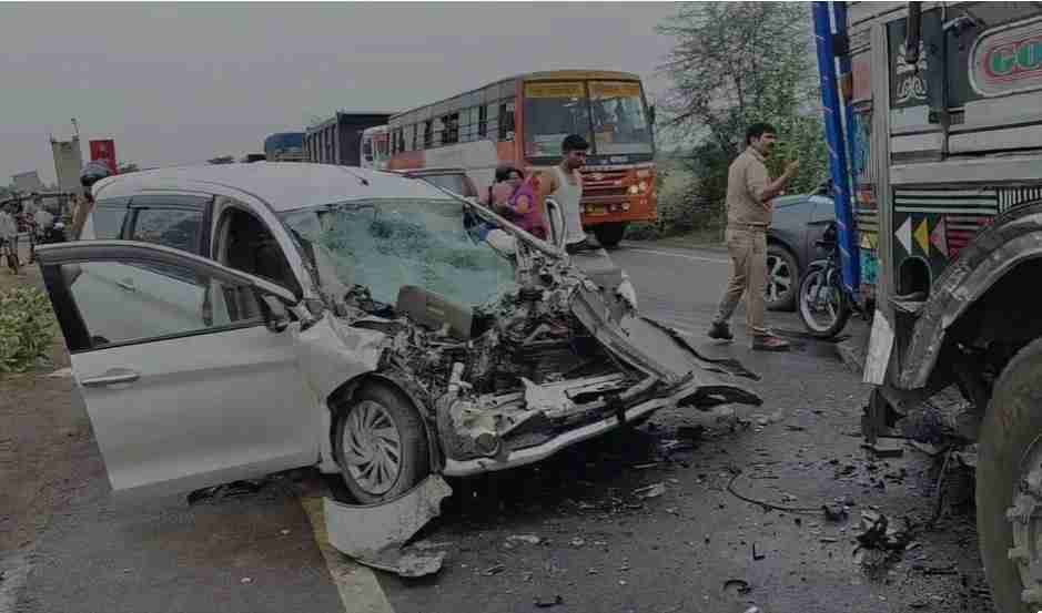 Barabanki road accident Artiga car and truck collision at Ganeshpur Mod