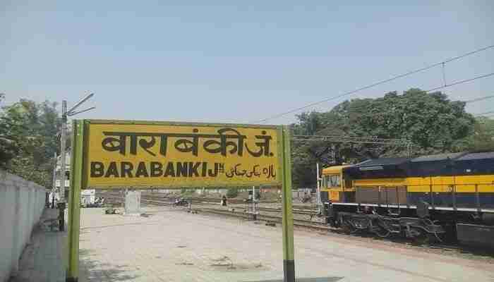 यूपी के Barabanki में भीषण सड़क हादसा, जाने क्या है पूरा मामला Barabanki, showing the damaged vehicles involved in the collision.