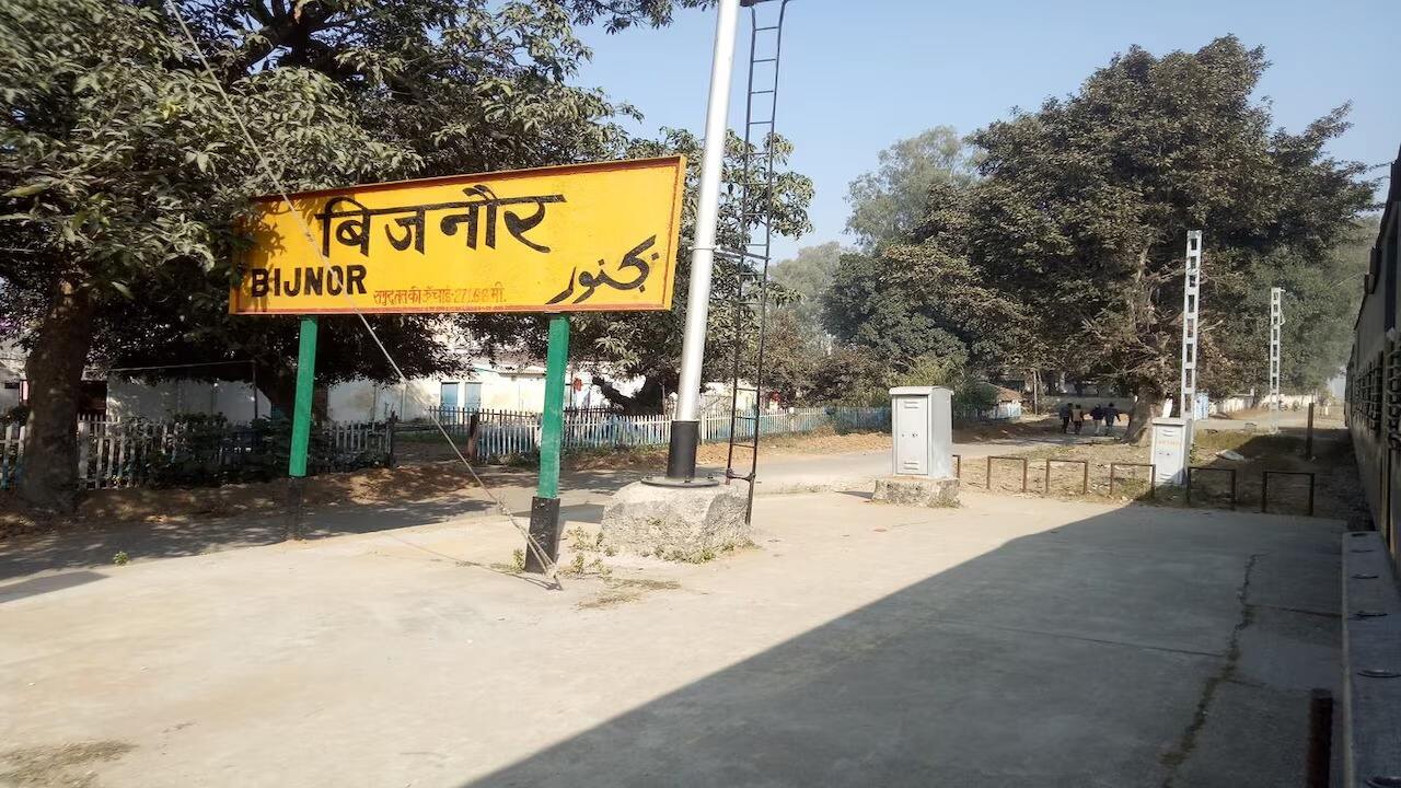 Bijnor में शॉर्ट सर्किट से जलती वैगनआर कार, चालक ने कूदकर बचाई जान! Bijnor Zile Ke Gidarpura Gaon Mein ShorT Circuit Ke Karan Jalti WagonR Car Ki Tasveer