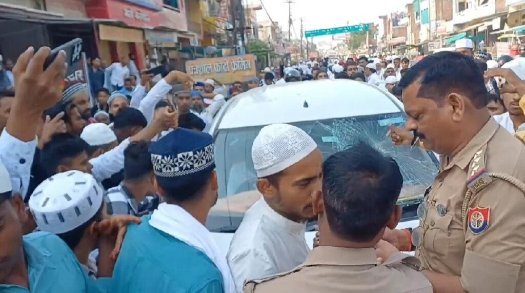 Chandauli Bakrid Namaz Car Glass Broken 2025