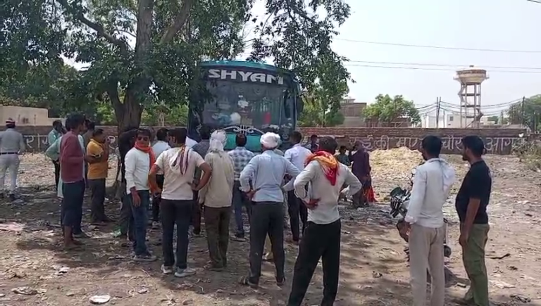 Hathras सादाबाद में श्रद्धालुओं की बस में करंट हादसा