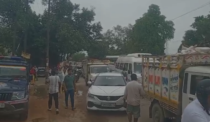 Hathras के कंचन नगर में जलभराव और गंदगी की समस्या पर प्रशासन की चुप्पी! Hathras State Bank Colony protest against waterlogging and garbage problems.