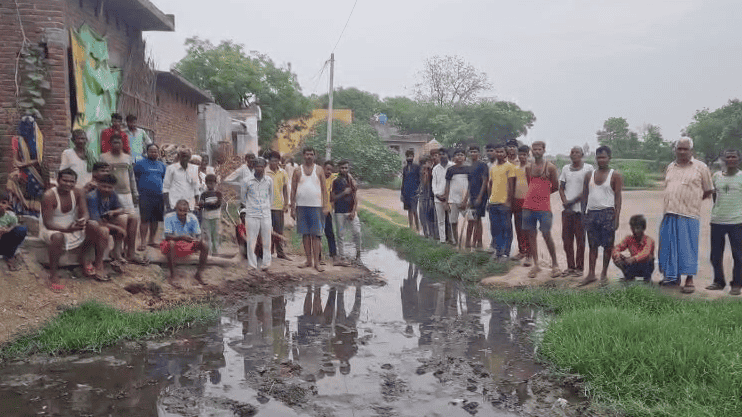 Kasganj जलभराव समस्या: ग्रामीणों की बढ़ती परेशानी का बुरा हाल! Kasganj ke Sidhpura block mein sadak par jama pani dikhaya gaya hai
