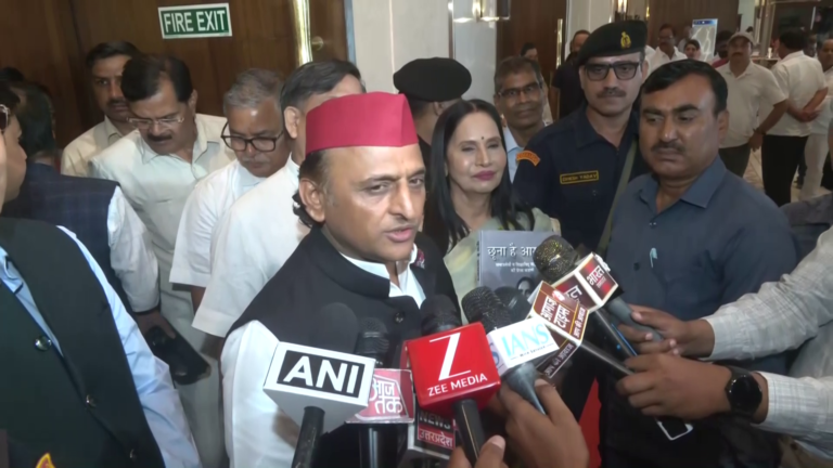 अखिलेश यादव का हमला