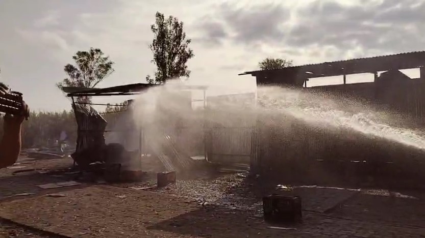 Bijnor में पटाखा फैक्ट्री में जोरदार धमाका, 2 गंभीर रूप से घायल – इलाके में अफरा-तफरी Bijnor Patakha Factory Me Lagi Aag Ko Bujhate Damkal Karmi