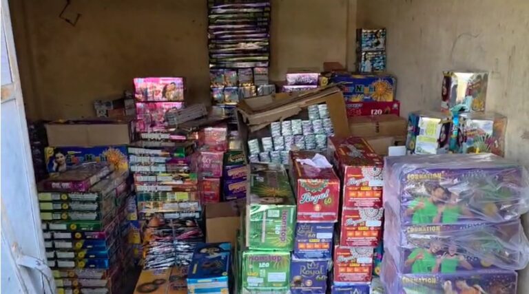 Bulandshahr Factory Me Mile Avaidh Patakhe