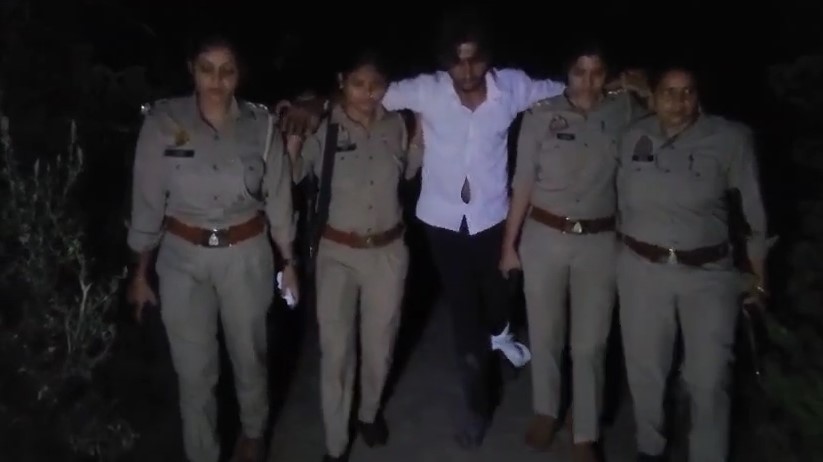 Bulandshahr Me Inami Gangster Umar Ke Sath Huyi Muthbhed Me Mahila Police Aur Swat Team Ne Apradhi Ko Kiya Giraftaar