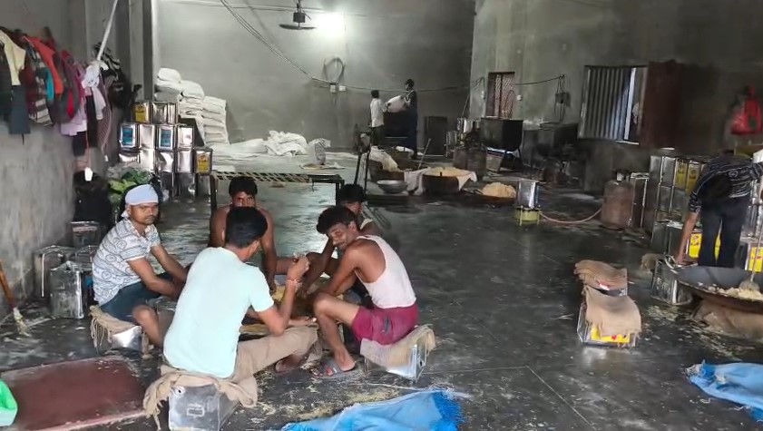 Bulandshahr Me Jiladhikaari Ke Aadesh Par Diwali Se Pehle Nakli MIthaiyo Ke khilaf Chalaya Abhiyan 1.50 Lakh Ki Nakli Soan Papdi Baramad