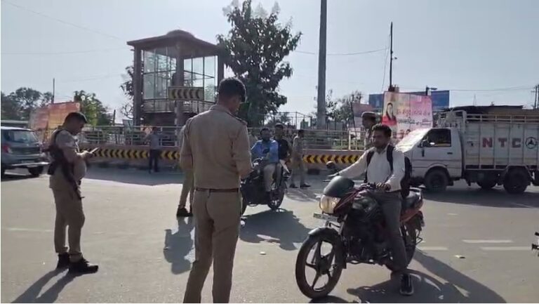 Bulandshahr Me Police Ne Chalaya Checking Abhiyaan Aur Vahano Se Jaati-Suchak Shabd Bhi Hatwaye