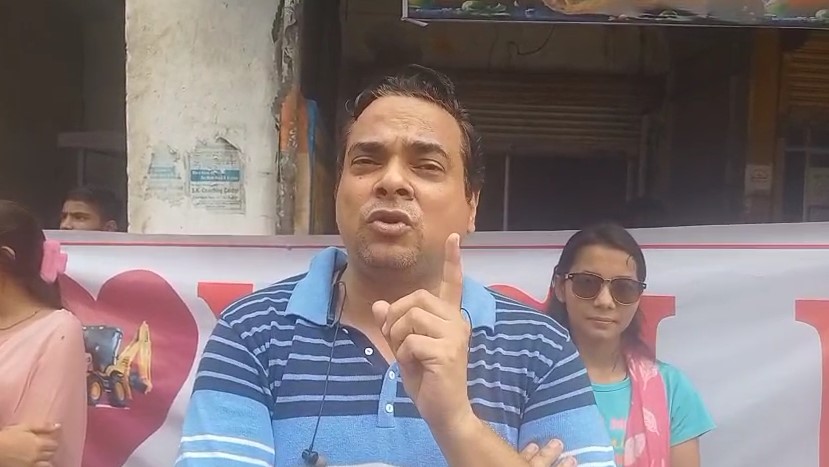 Hathras में धमाका: ‘आई लव महादेव’ और ‘आई लव योगी’ पोस्टरों से मचा बवाल Deepak Sharma Hinduwadi Neta Hathras