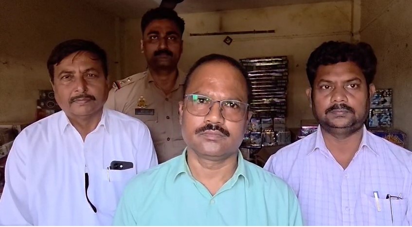 Bulandshahr में सनसनी: बंद राइस मिल से बरामद हुआ लाखों का पटाखों का जखीरा Dinesh Chand SDM Bulandshahr