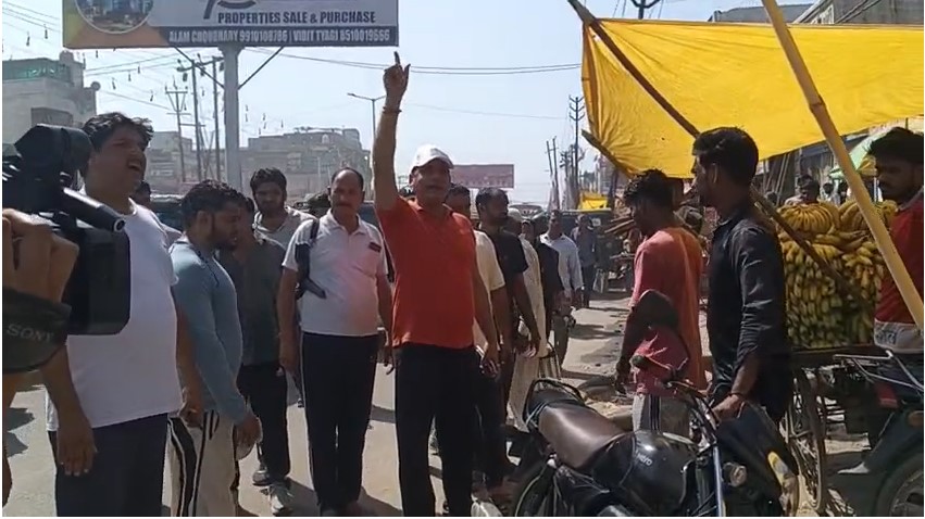 Ghaziabad (loni) Vidhayak Nandkishor Gurjar Ne Apni Nigrani Me Karayi Sadko Ki Marammat Aur Gaddha Bharayi