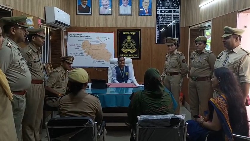 Hapur : मिशन शक्ति फेज 5.0 में 12वीं की छात्रा बनी एक दिन के लिए थाना प्रभारी, लिया कानून व्यवस्था का जायजा Hapur Ke Bhadurgarh Ki Ek Din Ki Thana Prabhari Fariyadi Mahilao Ki Samasya Sunte Huye