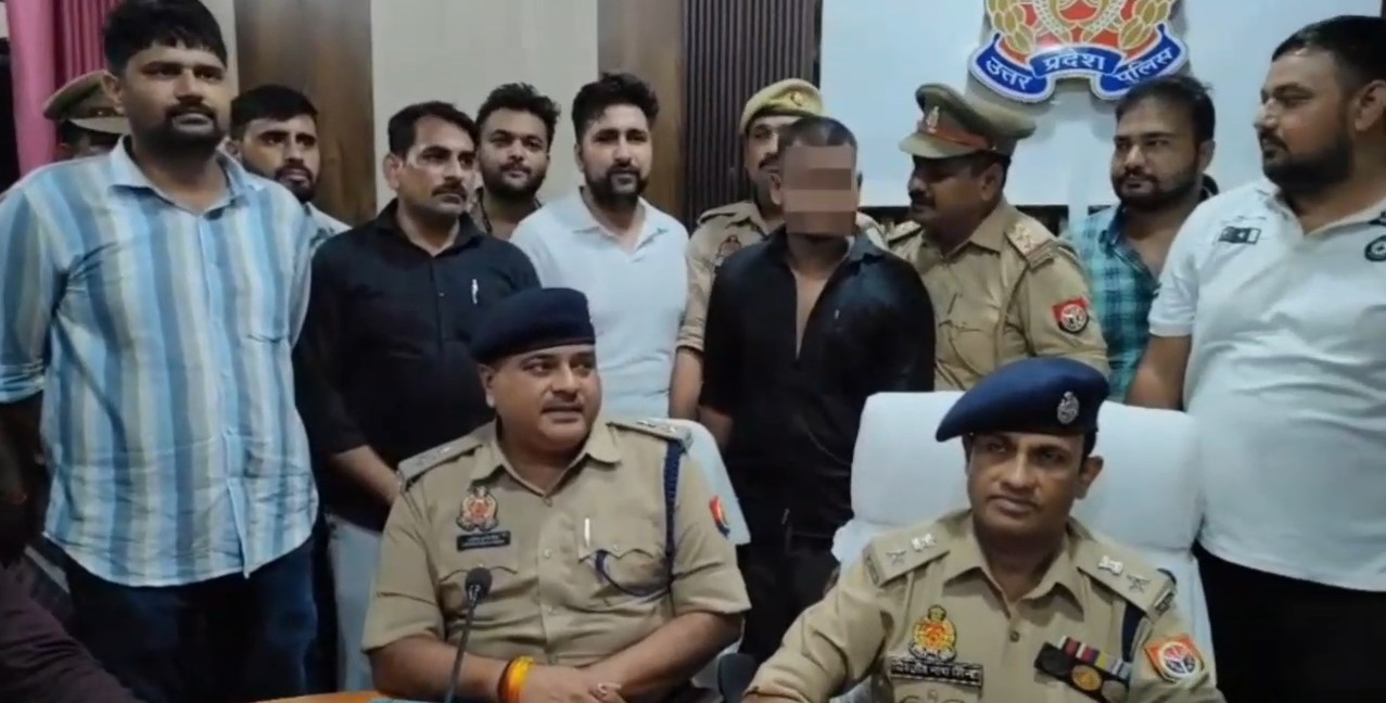 Hathras : एचडीएफसी बैंक में 5 करोड़ का ओवरड्राफ्ट घोटाला, आरोपी गिरफ्तार, 5 लाख रुपये बरामद Hathras Police Ki Giraft Me Aaropi Aakash