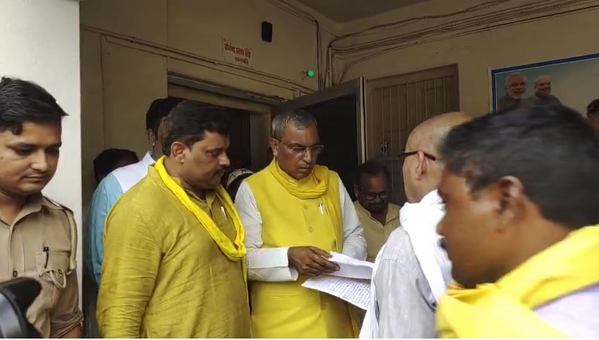 Sultanpur में सपा पर हमला, सहकारी बैंक में निरीक्षण: राजभर ने कहा – भ्रष्टाचार बर्दाश्त नहीं Jila Sehkaari Bank Sultanpur Me Auchak Nirikshan Ko Pahunche Cabinett Minister OP Rajbhar