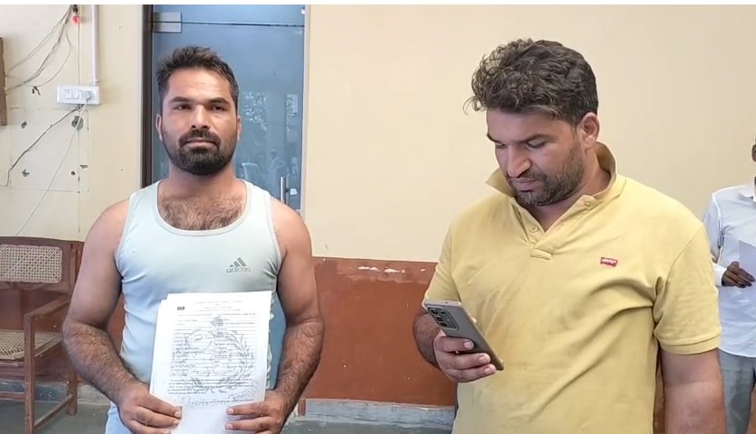 Jiladhikaari Shamli Ko RTO Ke Khilaf Shikayat Patra Dete Truck Chalak Shabbir Ahmad