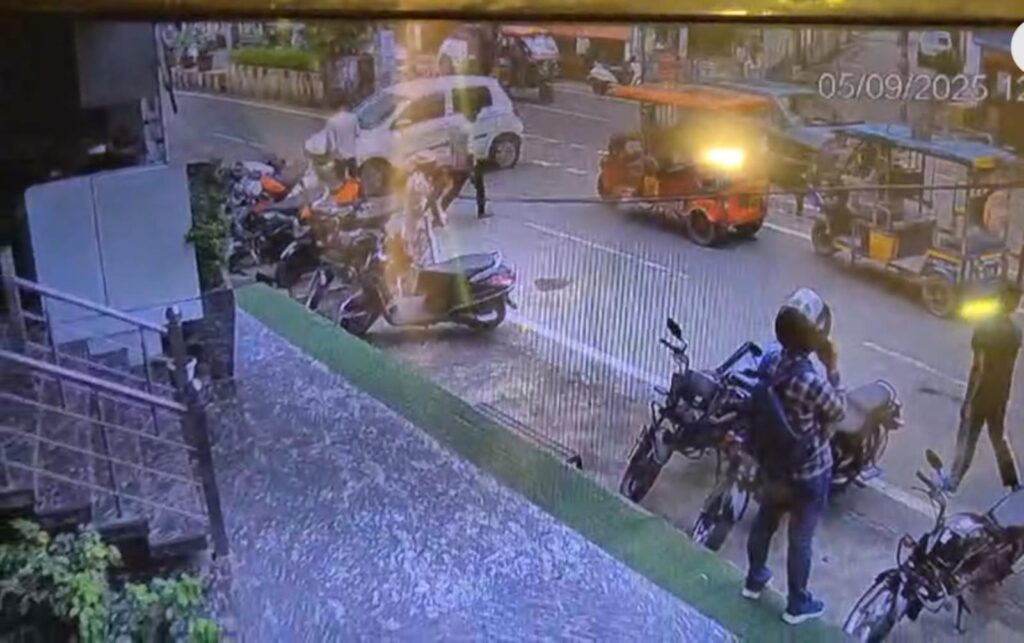 Muzaffarnagar में सड़क पर पत्नी की पिटाई का मामला CCTV में कैद Muzaffarnagar CCTV