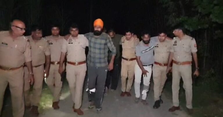 Police Ki Giraft Me Badmash