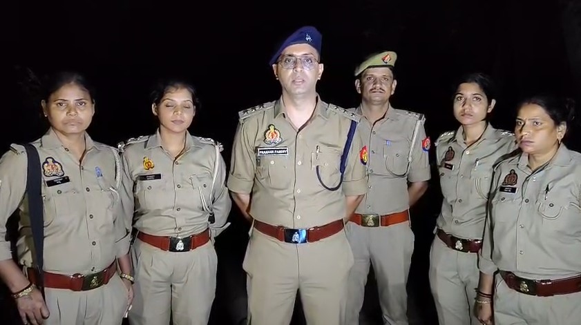 Bulandshahr में 15 हज़ार के इनामी गैंगस्टर उमर से मुठभेड़, महिला पुलिस और स्वाट टीम की संयुक्त कार्रवाई Prakhar Pandey CO Syana Bulandshahr