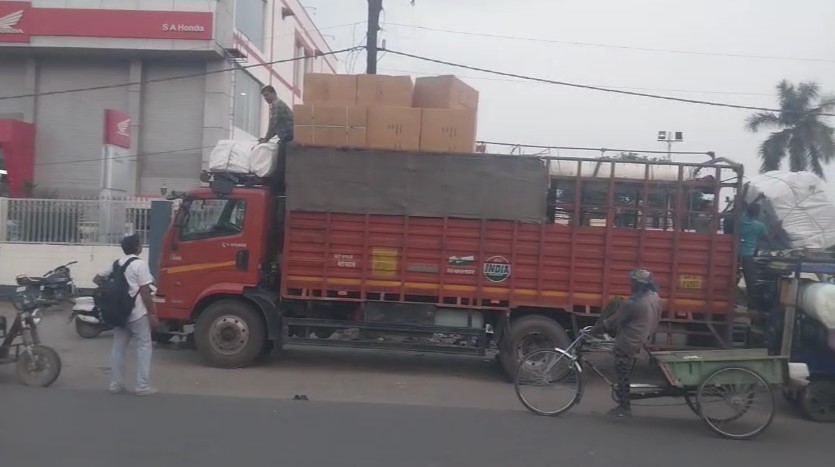 Shamli Me Truck Se Delhi Road Par Maal Utarte Huye Sell Tax Mafia