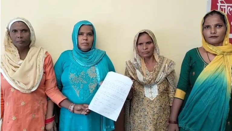 Shamli Jiladhikaari Ko Shikayat Patra Saupte HUye Mahilao Ne Aanganwadi Karmi Par Lagaye Gambhir Aarop