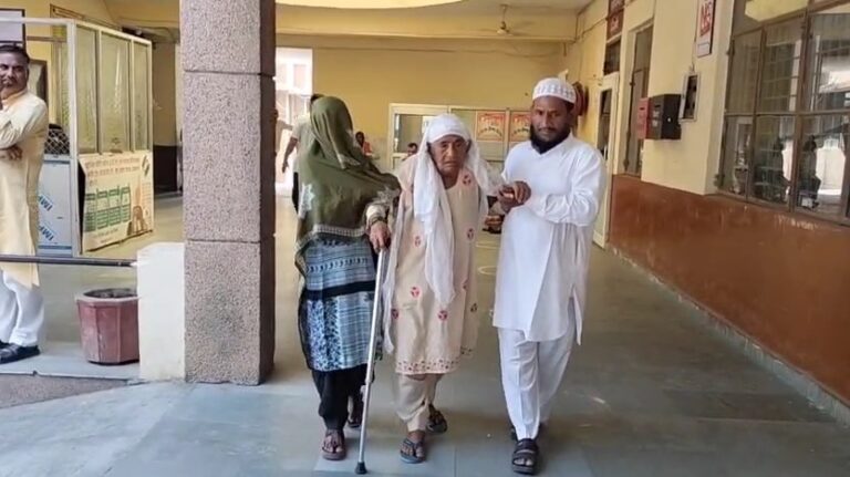 Shamli Me Kalyugi Putra Ne Vridh Mahila Ko Ghar Se Nikala Mahila Pahunchi DM Office