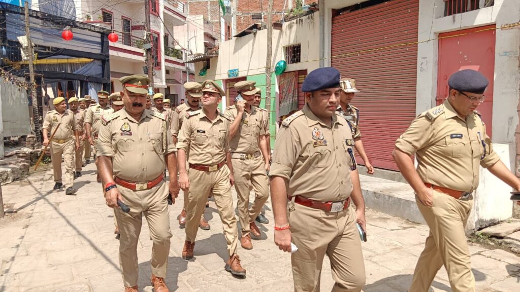 Varanasi कैंट में जुमे की नमाज से पहले पुलिस का पैदल गश्त, काली फिल्म लगी स्कॉर्पियो सीज Varansi Cantt. Me Jumme Ki Namaj Se Pehle Flag Maech Nikalte Police Adhikaari