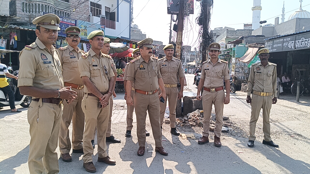 Muzaffarnagar Me Police Ne Shantipurvak Ada Karayi Jumme Ki Namaz Kiya Flag March