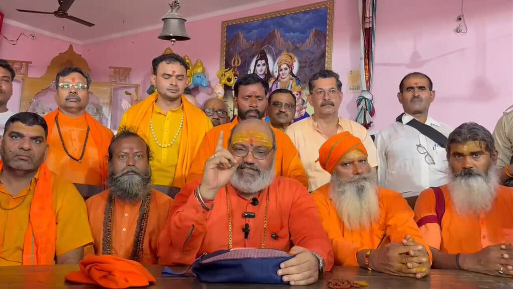 Muzaffarnagar में यति नरसिंहानंद का विवादित बयान, फिर छिड़ी सियासी और सामाजिक बहस Yeti Narsimhanand JI Santo Ke Sath