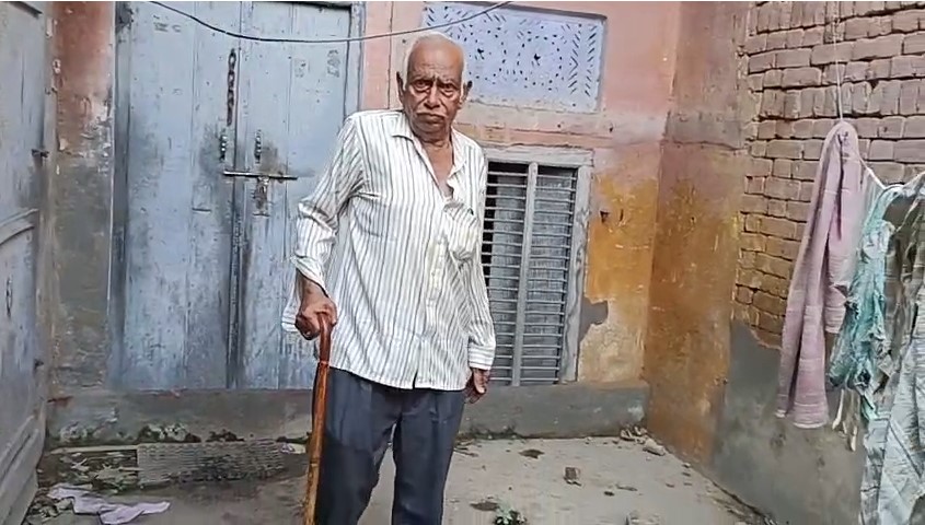 Bulandshahr में चौंकाने वाली घटना: जिंदा बुज़ुर्ग को कागज़ों में मृत घोषित किया ramkishan garg bulandshahr
