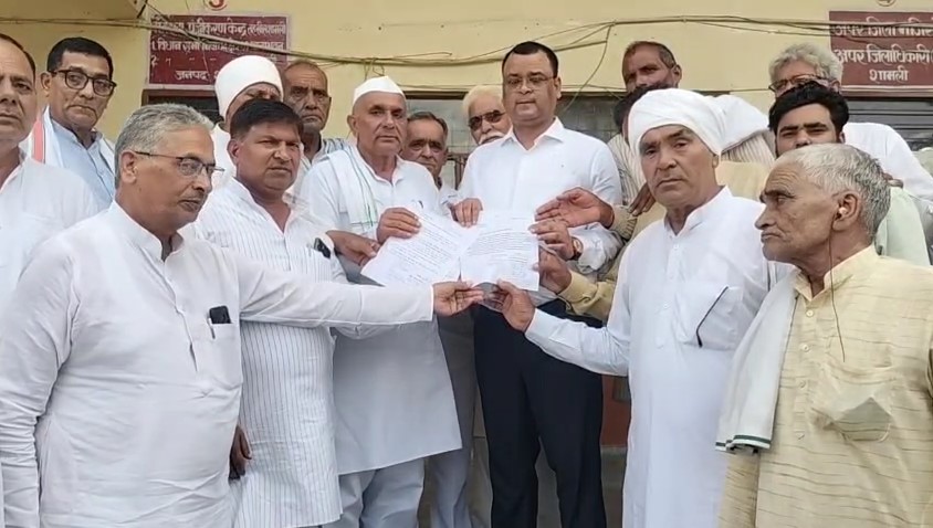 ADM Shamli Satyendra Singh Ko Shikayati Patra Dete Gramin