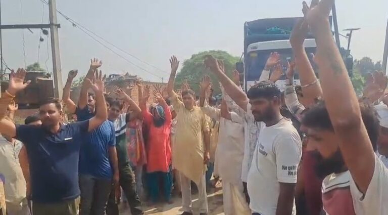 Avaidh Ret Khanan Ka Virodh Karte Gramin (Shamli)