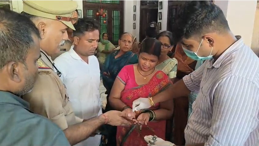 Rote-Bilakhte Mritaka Ke Parijano Ne Ki Janch Ki Maang