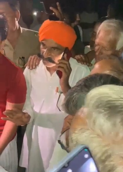 Bijnor में बिजली विभाग की लापरवाही से किसान की मौत, शव रखकर ग्रामीणों का हंगामा Bijnor Me Kisaan Ki Current Se Maut Gussaye Gramin