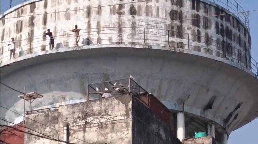 Bijnor : रामलीला कॉलोनी में युवक ने पानी की टंकी पर चढ़कर उठाया जान जोखिम Bijnor Me Pani Ki Tanki Pe Kabutar Udaate Yuvak