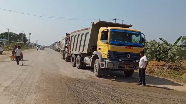 Bijnor Me Sareaam Avaidh Khanan Line Me Lage Dumper