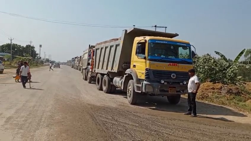 Bijnor Me Sareaam Avaidh Khanan Line Me Lage Dumper