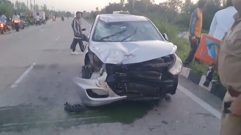 Bijnor Sadak Haadse Me Car Ke Ude Parkhachhe