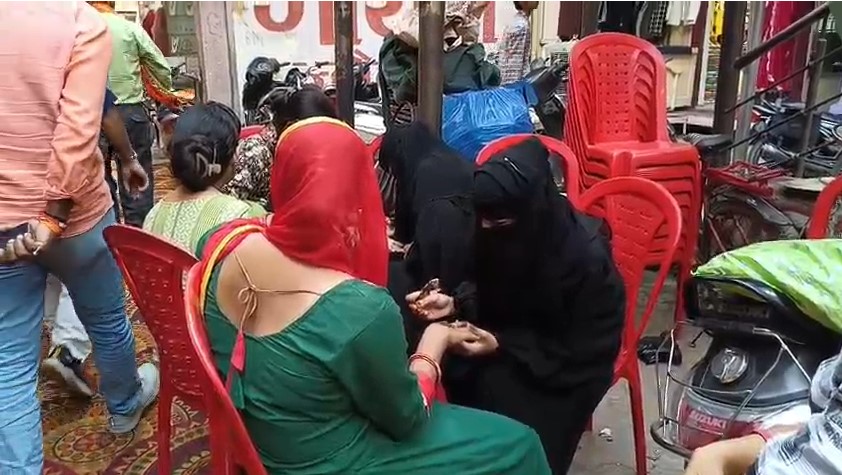Burka Pehne Mehandi Lagati Muslim Yuvti