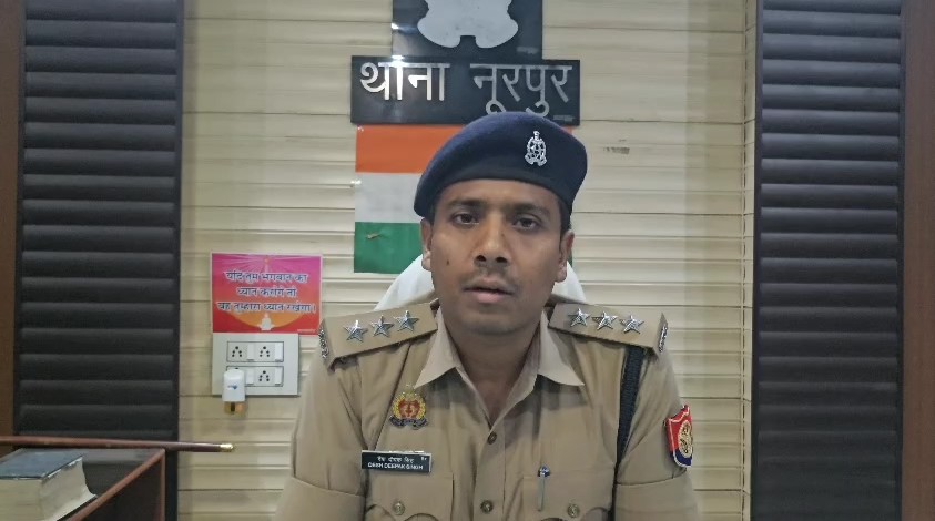 Bijnor में पेट्रोल पंप कर्मचारी पर दबंगों का हमला, CCTV में कैद हुई वारदात Desh Deepak Singh CO Chandpur Bijnor