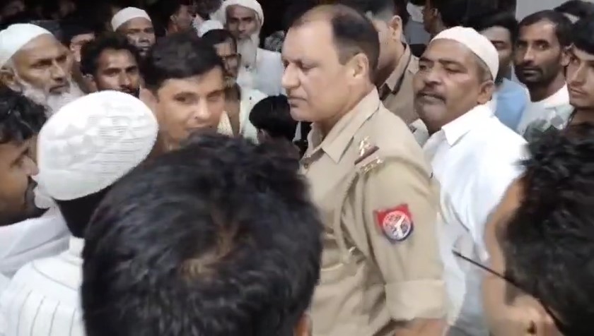 Dono Paksho Ko Samjhati Hapur Police