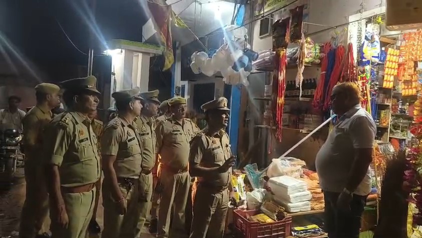 Dukaandaro se Patakhe Na Bechne Ki Apeel Karti Muzaffarnagar Police