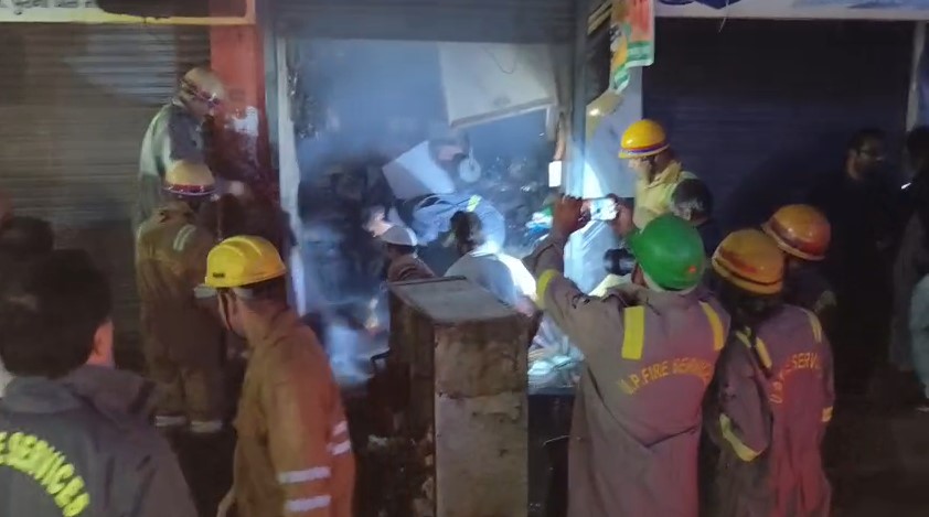 Dukaano Me Lagi Aag Ko Bujhate Damkal Karmi (Muzaffarnagar)