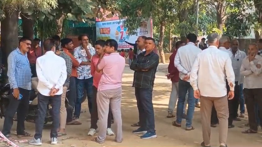 Ghatnasthal Pe Maujud Log (Bijnor)