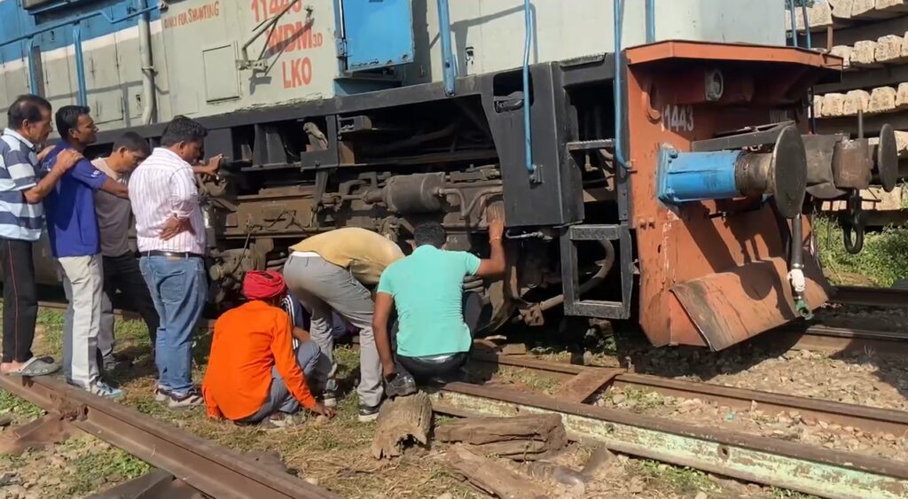 Hapur रेलवे स्टेशन पर मालगाड़ी का इंजन बेपटरी, अफरा-तफरी का माहौल Hapur Railway Adhikari Patri Se Utre Engine Ka Nirikshan Karte Huye
