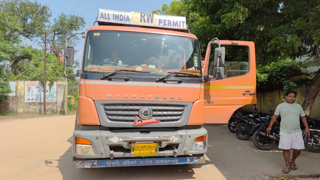 Sultanpur में दर्दनाक सड़क हादसा: तेज रफ्तार ट्रक ने विकलांग राहगीर को रौंदा Issi Truck Ne Le Li Viklang Ashok Kumar Ki Jaan (Sultanpur)