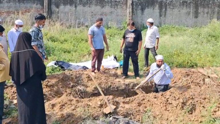 Kabr Se Mahila Ke Shav Ko Nikalte Huye (Bijnor)