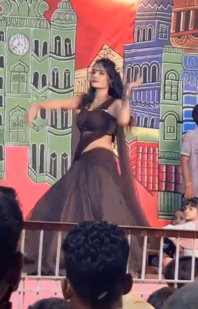 Kasganj में रामलीला मंच पर अश्लील डांस, राम दरबार की मर्यादा तार-तार Kasganj Ke Ramleela Manch Par Ashleel Dance